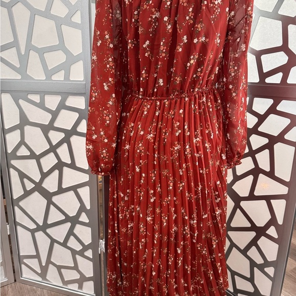 Elegant Long Sleeve Floral Dress in Red - Picture 2 of 10